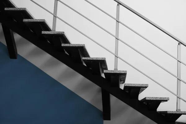 Ofiste modern merdiven — Stok fotoğraf