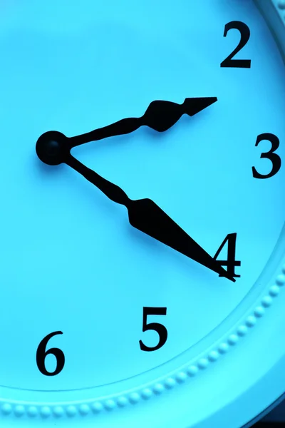 Relógio rosto em luz azul — Fotografia de Stock