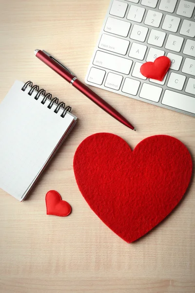 Periféricos informáticos con corazones rojos, bolígrafo y cuaderno — Foto de Stock