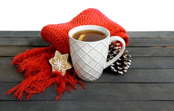 Красивая зимняя композиция с чашкой горячего напитка, на деревянном столе с белым фоном — стоковое фото