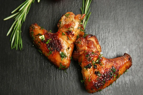 Sayap ayam panggang dengan rosemary di piring batu tulis — Stok Foto