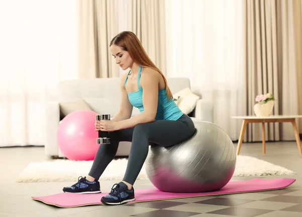 Deportista haciendo ejercicios con bola y mancuernas —  Fotos de Stock