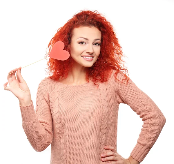 Roodharige jonge vrouw met papier hart — Stockfoto