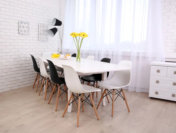 Yemek odasının içinde.