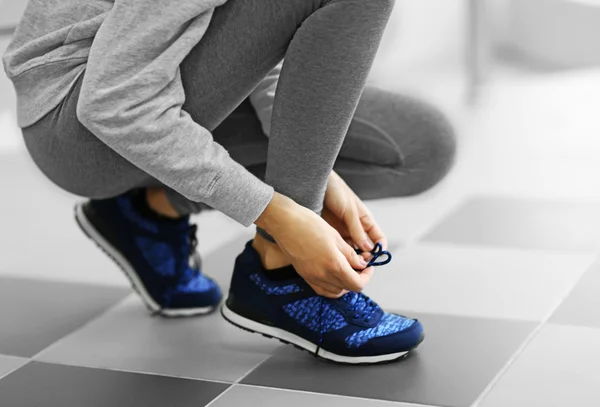 Woman tying shoelaces — Stock Photo, Image