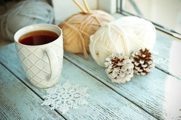 Gyönyörű téli összetétele csésze forró itallal, fából készült asztal — Stock Fotó