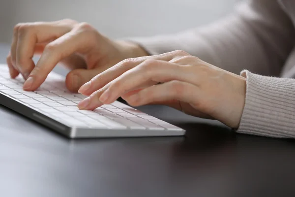 Mãos femininas usando teclado — Fotografia de Stock