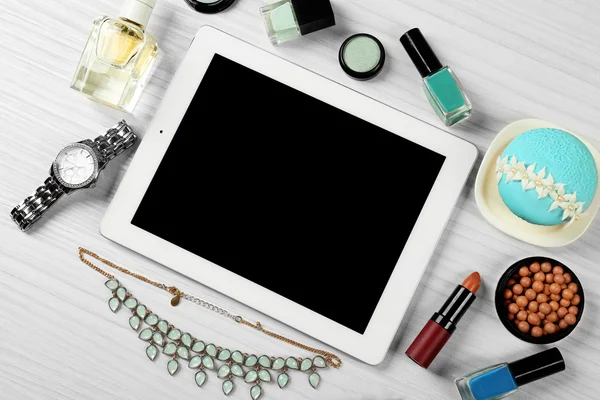 Tableta digital con accesorios de mujer — Foto de Stock