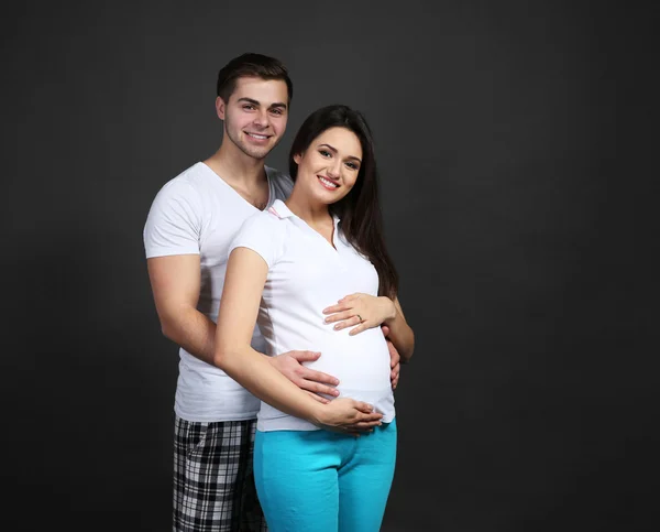 Zwangere vrouw met echtgenoot — Stockfoto