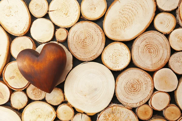 Corazón marrón en troncos de madera — Foto de Stock