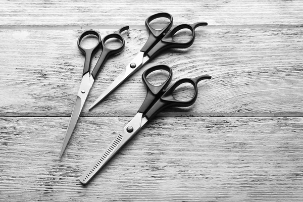 Три профессиональных металлических ножницы — стоковое фото