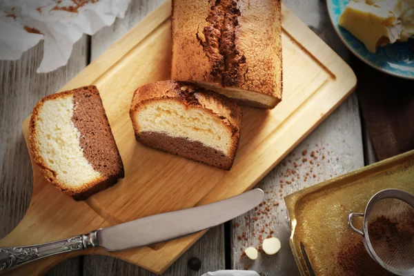 Komposition von leckerem Kuchen auf Schneidebrett, Nahaufnahme — Stockfoto