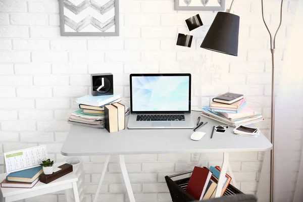 Moderne werkplek met laptop, — Stockfoto