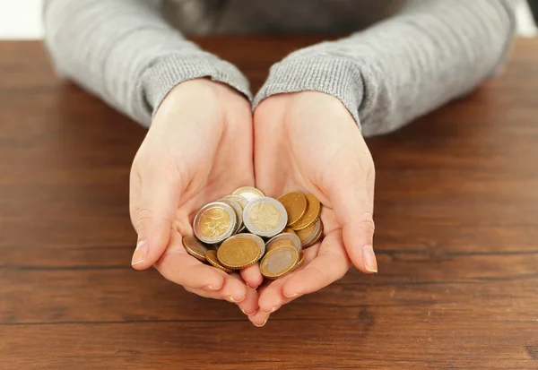 Montón de monedas en las manos —  Fotos de Stock