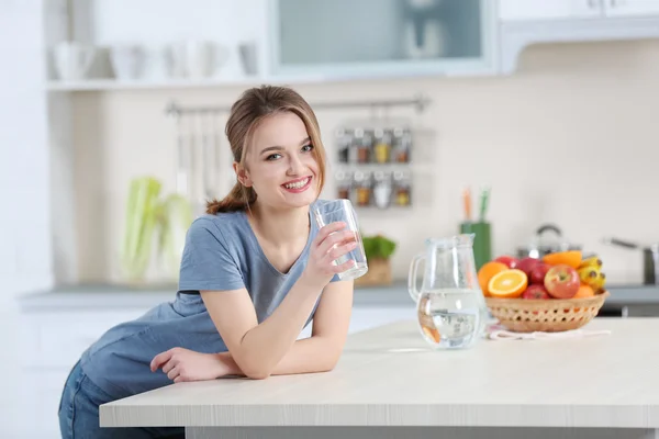 Wanita muda minum air — Stok Foto