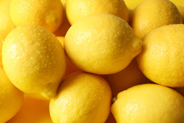 Limoni bagnati come sfondo — Foto Stock