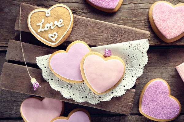 Assortiment van roze liefde cookies op houten achtergrond — Stockfoto