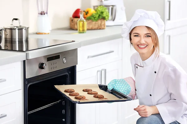 Young woman with pan of chocolate cookies — Stock Photo, Image