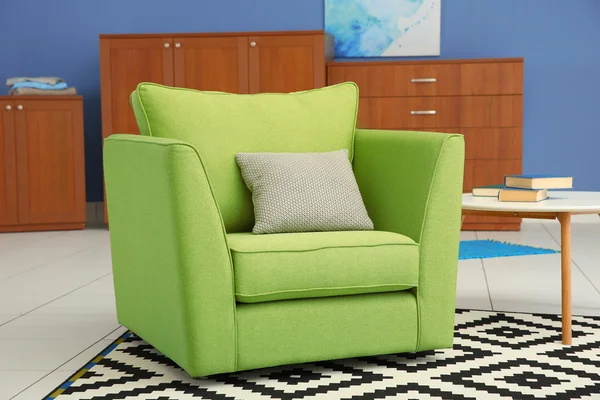 Zielony fotel w nowoczesnym wnętrzu — Zdjęcie stockowe