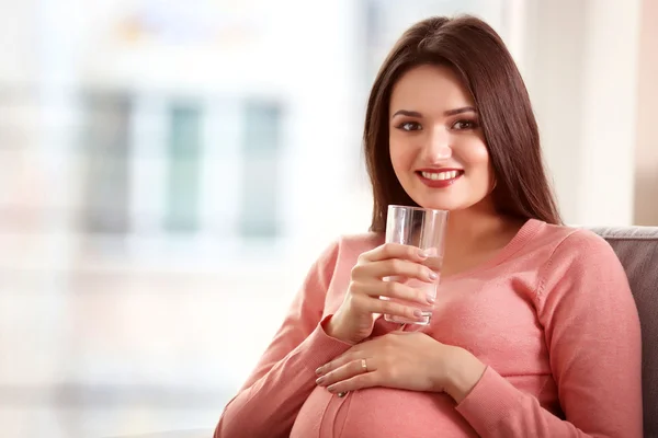Mujer embarazada con vaso de agua —  Fotos de Stock