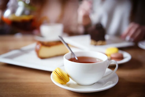 Taza de té en la mesa en la cafetería o restaurante — Foto de Stock