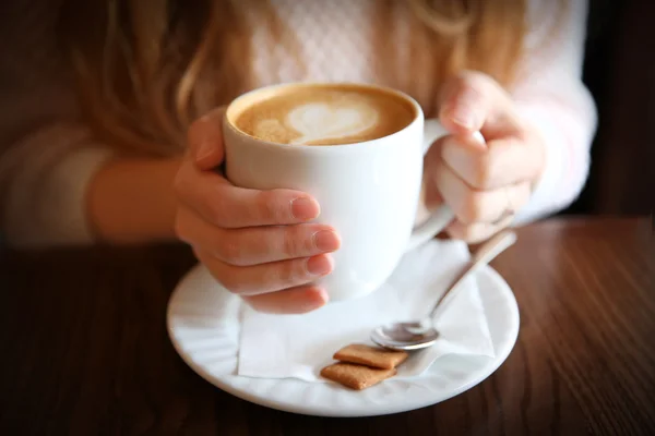 Mulher com copo de cappuccino — Fotografia de Stock