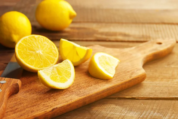 Limones frescos en rodajas sobre fondo de madera —  Fotos de Stock