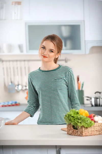 Mujer joven con cesta de verduras —  Fotos de Stock