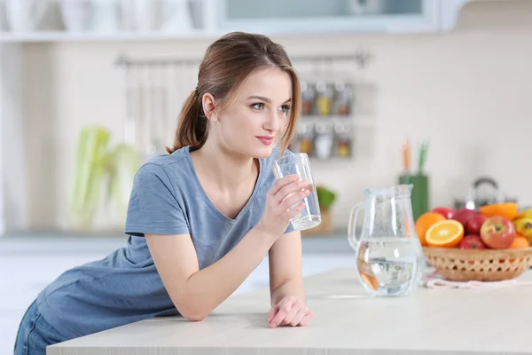 Mujer joven bebiendo agua — Foto de Stock