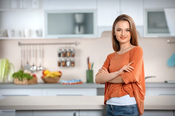 Junge Frau in der Küche — Stockfoto