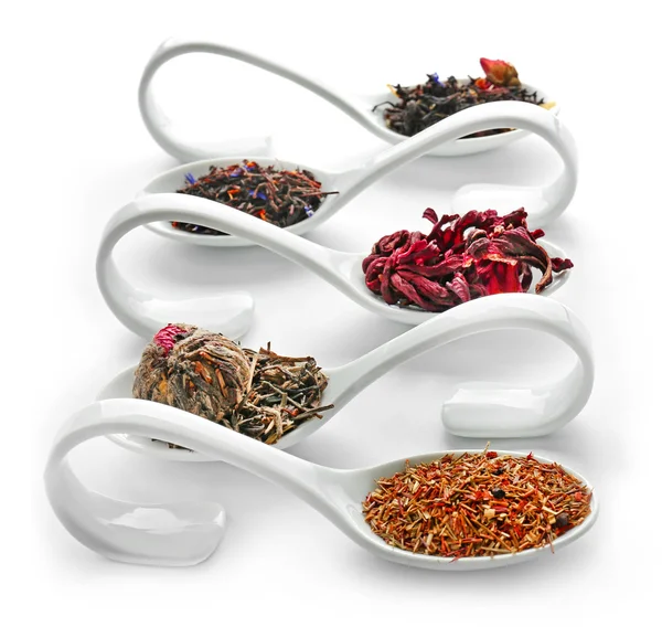 Diferentes tipos de té seco en cucharas de cerámica, aislado en blanco —  Fotos de Stock