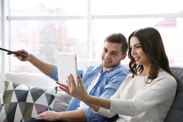 Pareja tomando vídeo de la televisión —  Fotos de Stock