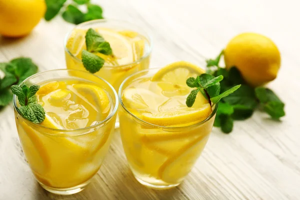 Limonata limon ve nane Beyaz ahşap masa arka planda, closeup ile kompozisyon — Stok fotoğraf