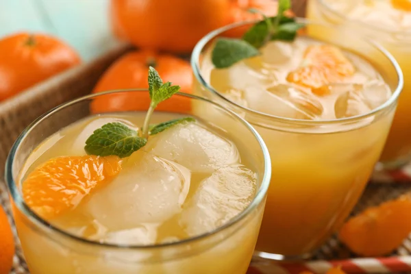 Cócteles frescos con hielo, menta y mandarinas en una bandeja de mimbre, de cerca —  Fotos de Stock