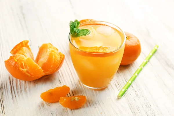 Mandarinencocktail mit Eis und Minze, auf einem Holztisch, Nahaufnahme — Stockfoto