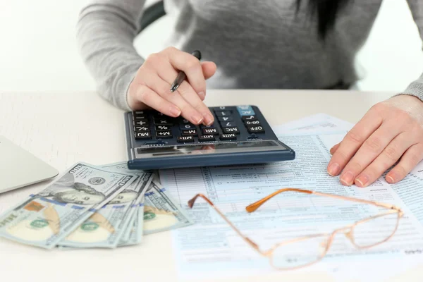 Mujer calculando ahorros —  Fotos de Stock