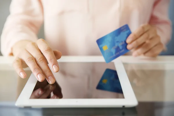 Ženské ruce s digitálním tabletu — Stock fotografie