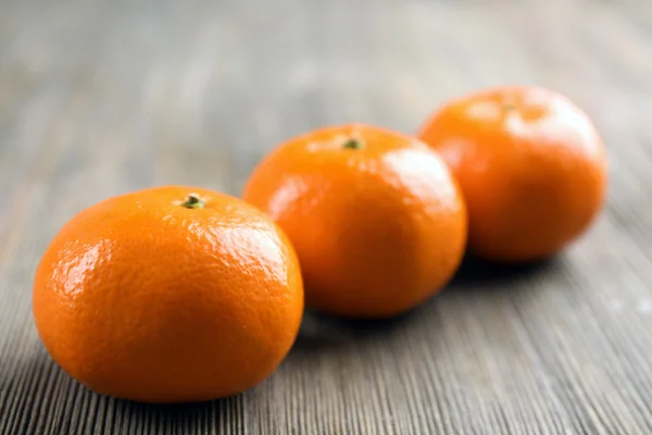 Délicieuses mandarines fraîches tapissées sur la table en bois, gros plan — Photo