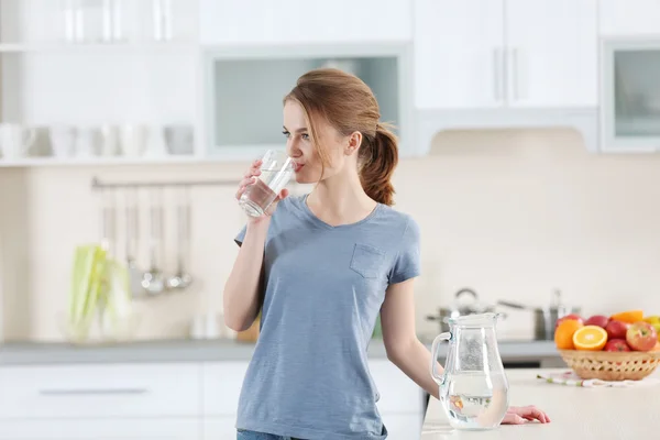 Mujer joven bebiendo agua — Foto de Stock