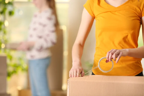 Jeune fille étanchéité boîte en carton — Photo