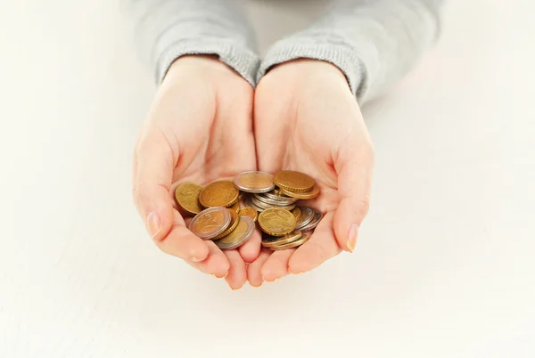 Montão de moedas de euro nas suas mãos — Fotografia de Stock