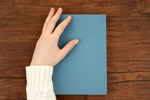 Vrouwelijke hand die een boek vasthoudt — Stockfoto