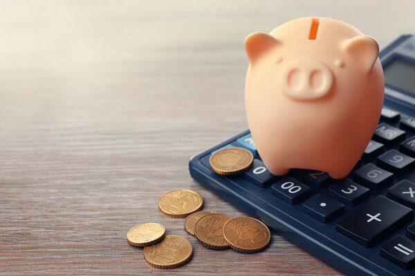 Бежевая копилка с монетами
 