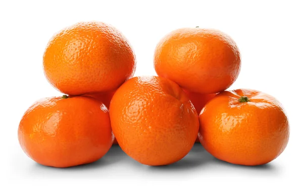 Uma pilha de tangerinas frescas isoladas em fundo branco, de perto — Fotografia de Stock