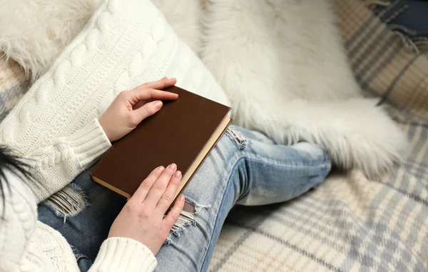 Mulher segurando um livro marrom — Fotografia de Stock