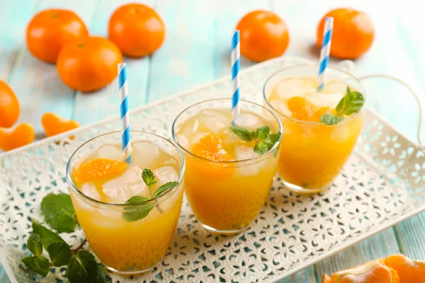 Fresh cocktails with ice, mint and tangerines on a white metal tray, close up — Stock Photo, Image