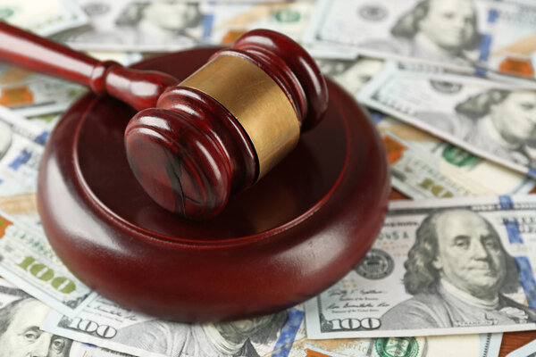 Правовой молоток на фоне доллара

