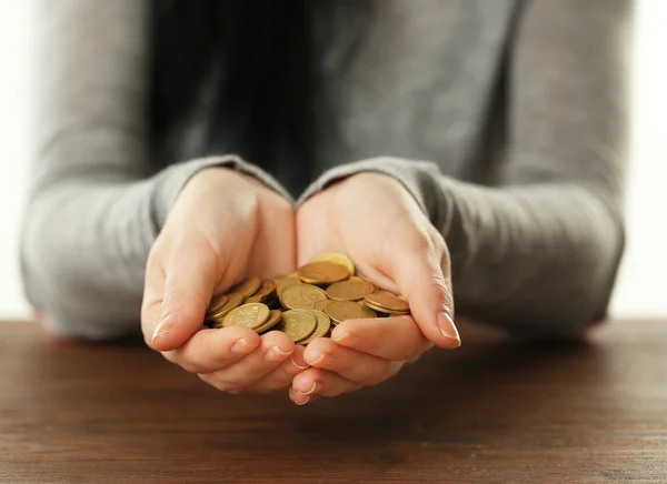 Högen av mynt i händerna — Stockfoto