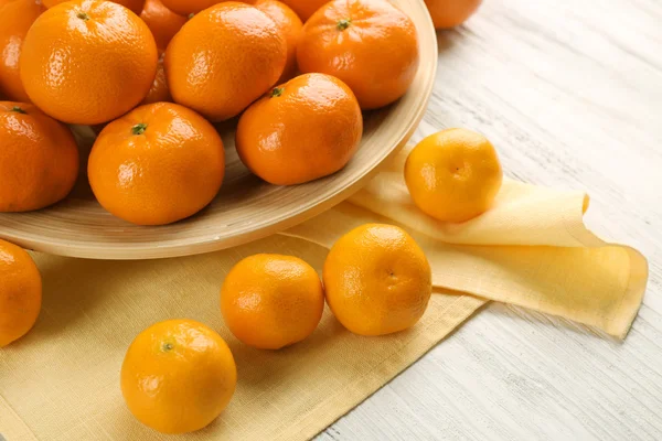 Deliciosas tangerinas e pequenas tangerinas na mesa de madeira branca, de perto — Fotografia de Stock