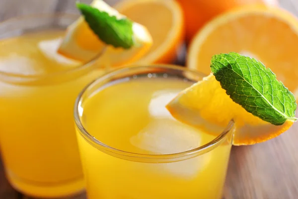 Два апельсинових соки з льодом і апельсином, крупним планом — стокове фото